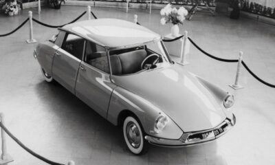 La nouvelle Citroën DS présentée au salon de l'auto de Paris en 1955 sur son stand de présentation