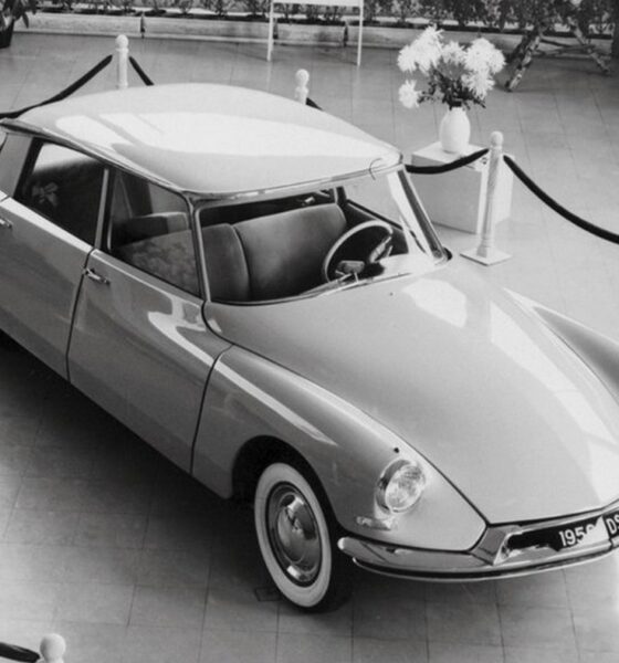 La nouvelle Citroën DS présentée au salon de l'auto de Paris en 1955 sur son stand de présentation