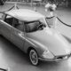 La nouvelle Citroën DS présentée au salon de l'auto de Paris en 1955 sur son stand de présentation