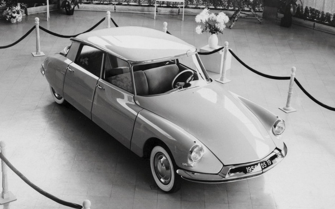 La nouvelle Citroën DS présentée au salon de l'auto de Paris en 1955 sur son stand de présentation