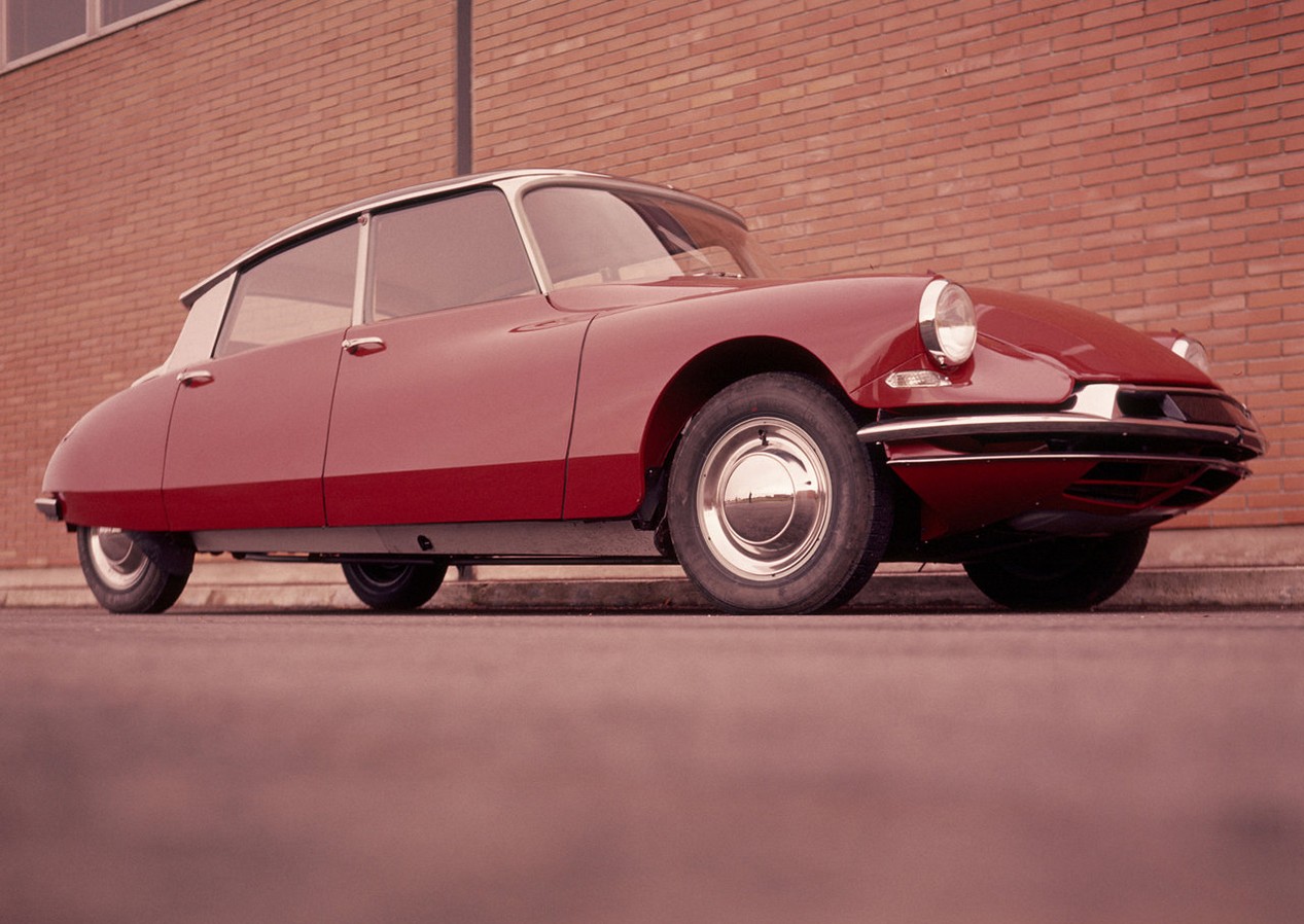 Voiture Citroën DS 19 modèle 1960 couleur bordeaux
