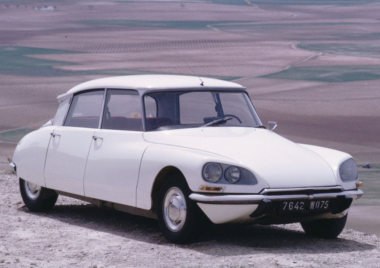 Voiture Citroën DS 21 modèle 1971 de couleur blanche à l'arrêt