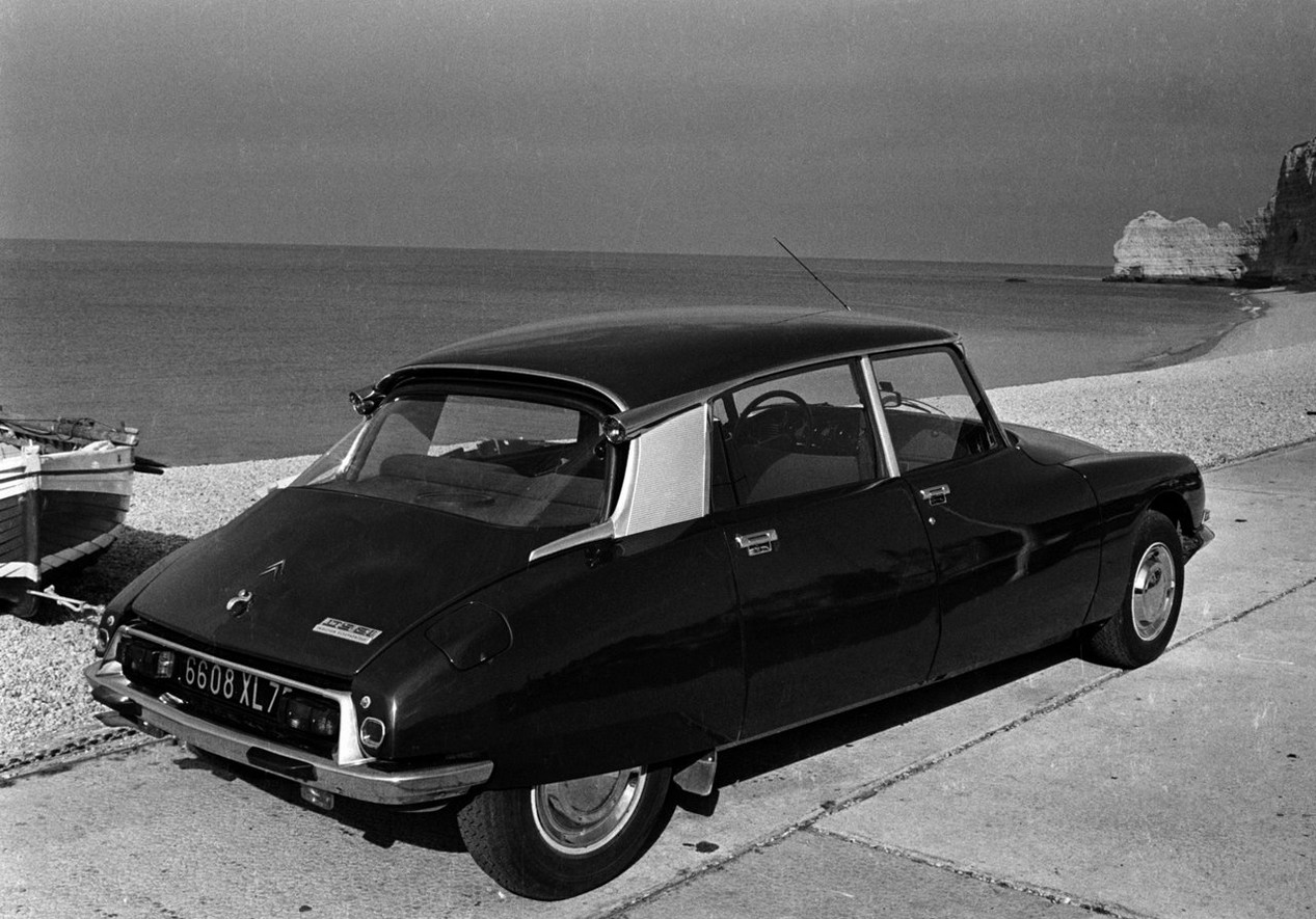 Voiture Citroën DS 21 noire modèle 1972 au bord de la mer à Étretat, en France