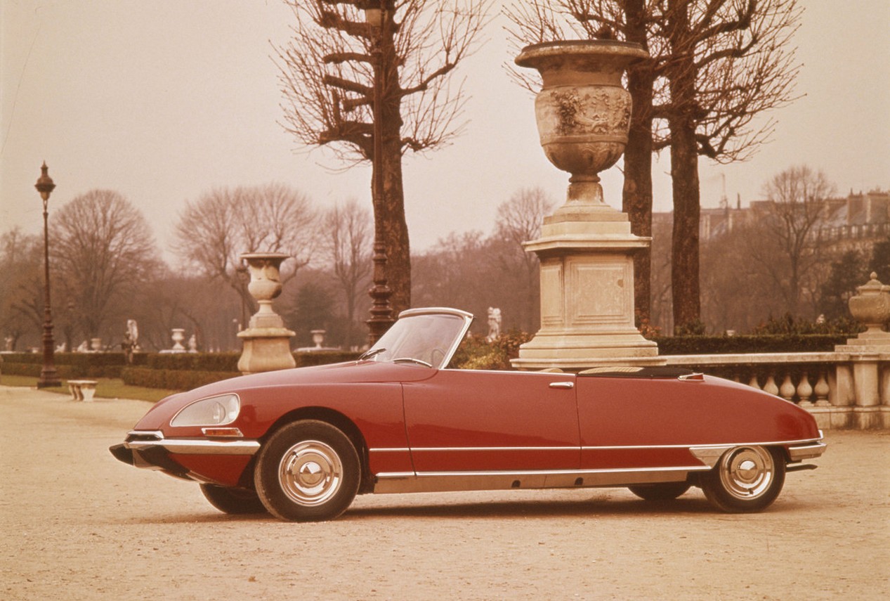 Voiture Citroën DS 21 cabriolet rouge de 1970 dans le Jardin des Tuileries, à Paris