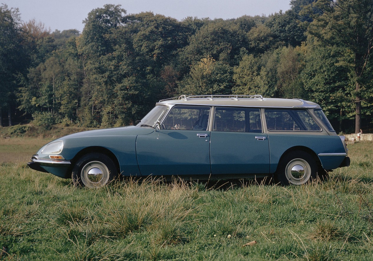 Voiture Citroën DS 23 en version break dans un champ