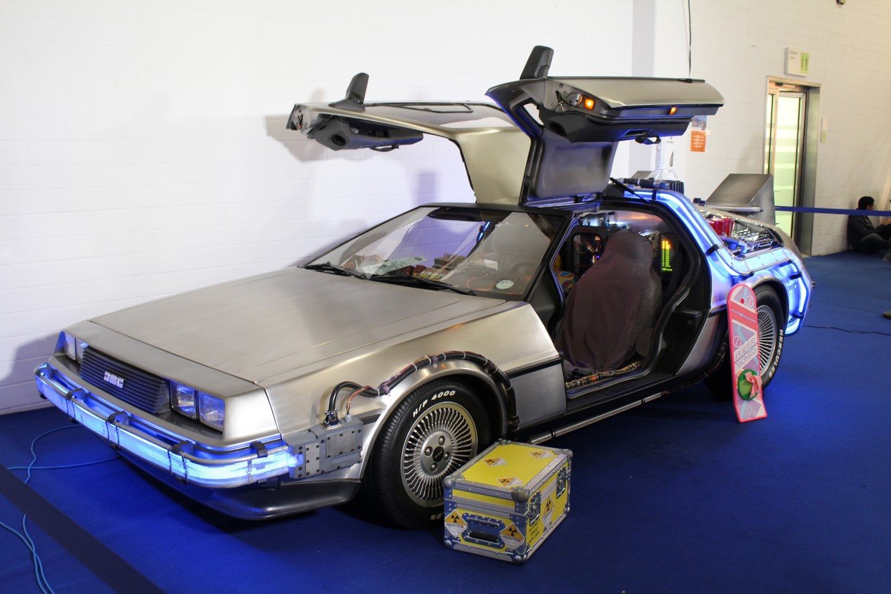 Voiture De Lorean DMC 12 utilisée dans le film “Retour vers le futur” sorti en 1985 de couleur grise