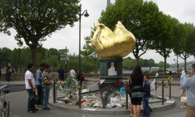 Flamme de la liberté à Paris 16ème, devenue la flamme Lady Di en hommage à la princesse Lady Di morte dans un accident le 31 août 1997