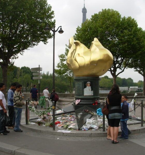 Flamme de la liberté à Paris 16ème, devenue la flamme Lady Di en hommage à la princesse Lady Di morte dans un accident le 31 août 1997