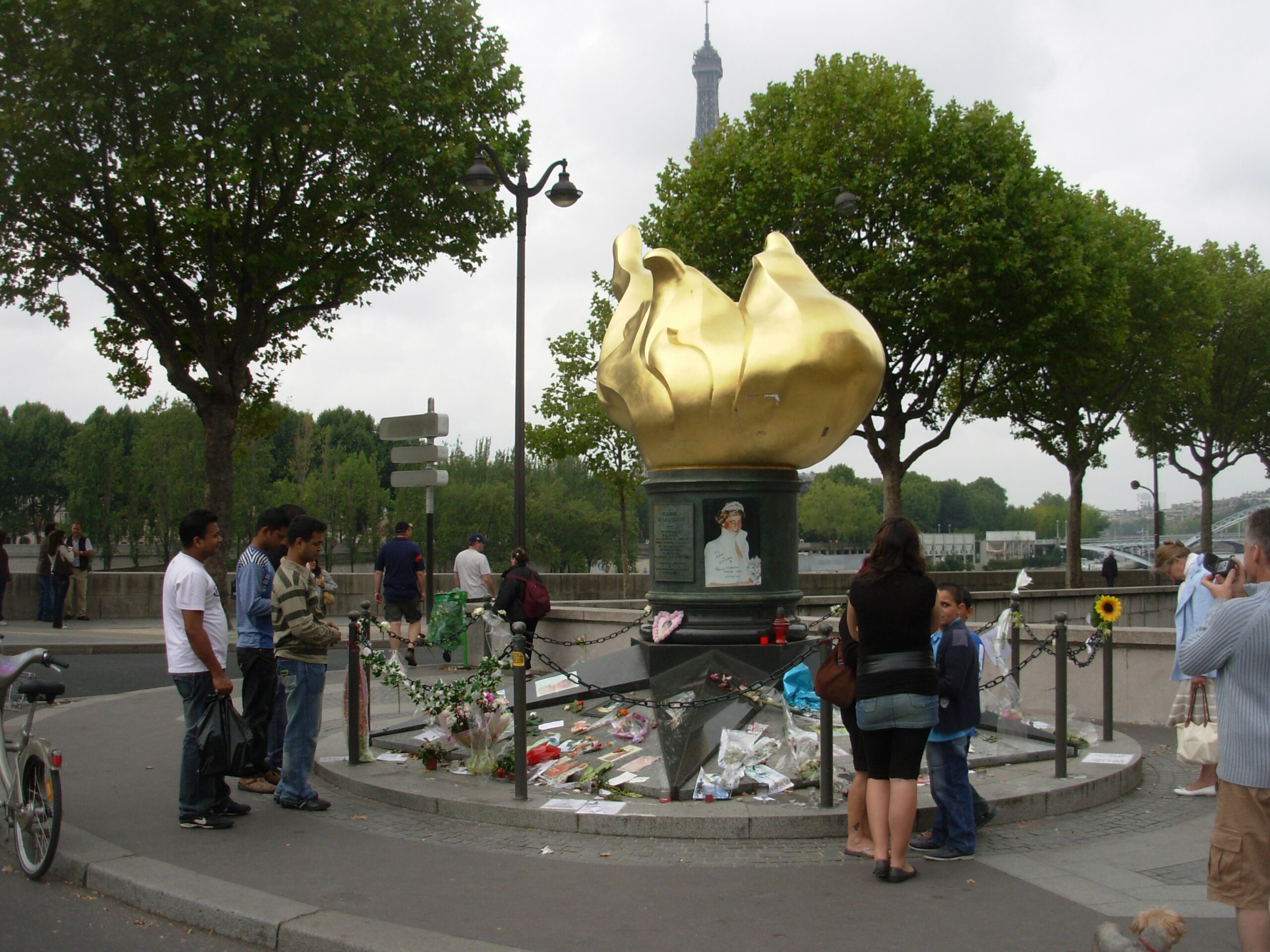 Flamme de la liberté à Paris 16ème, devenue la flamme Lady Di en hommage à la princesse Lady Di morte dans un accident le 31 août 1997