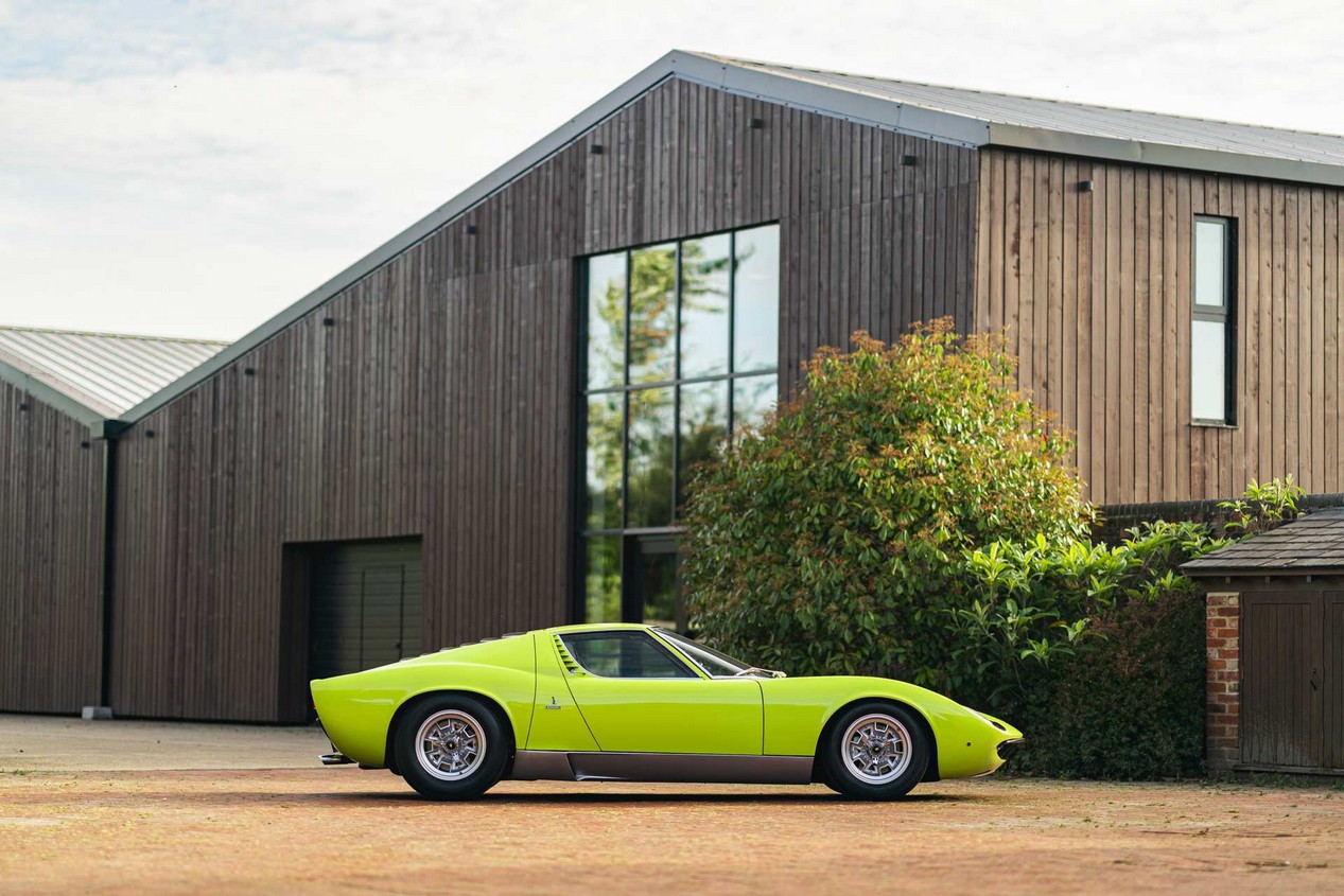 Lamborghini Miura P400 S verte de 1968 à l'arrêt