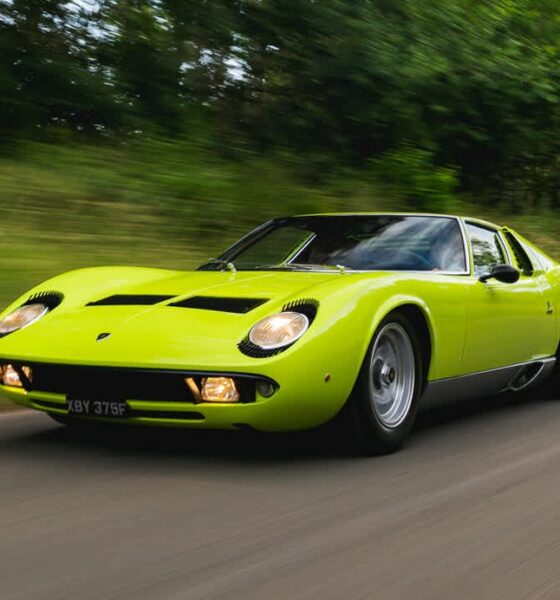 Voiture Lamborghini Miura P400 S de 1968 verte entièrement restaurée et à vendre chez Girardo