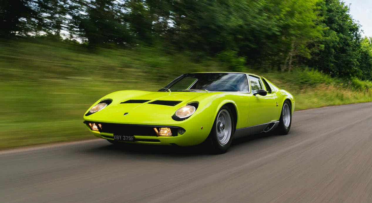 Voiture Lamborghini Miura P400 S de 1968 verte entièrement restaurée et à vendre chez Girardo