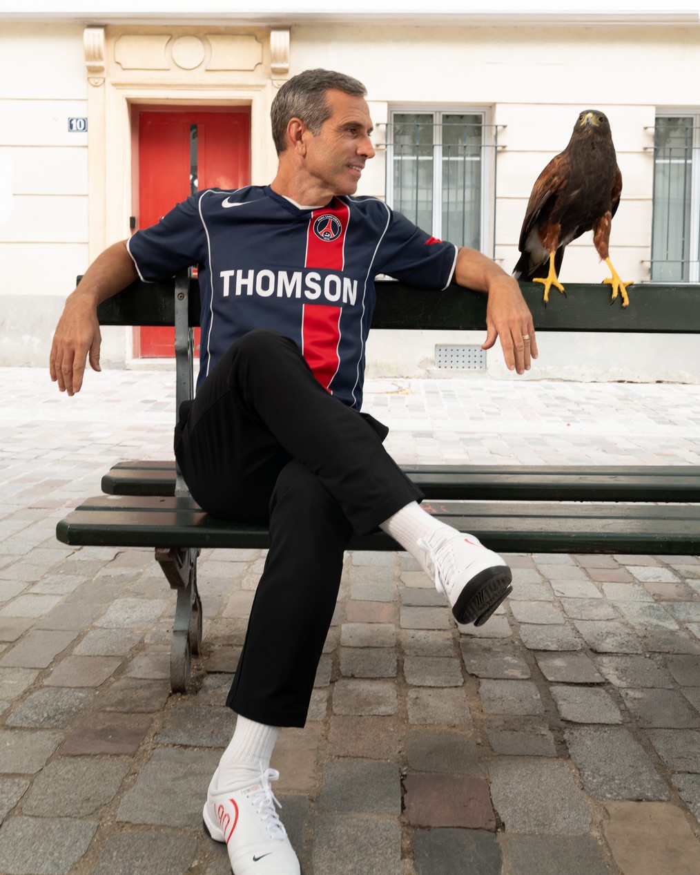 L'aigle des açores Pedro Miguel Pauleta assis sur un banc avec un aigle