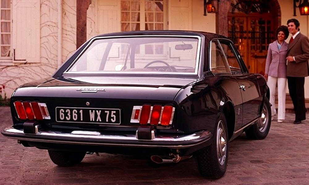 Peugeot 504 Coupé devant une maison