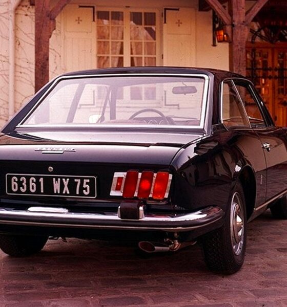 Peugeot 504 Coupé devant une maison