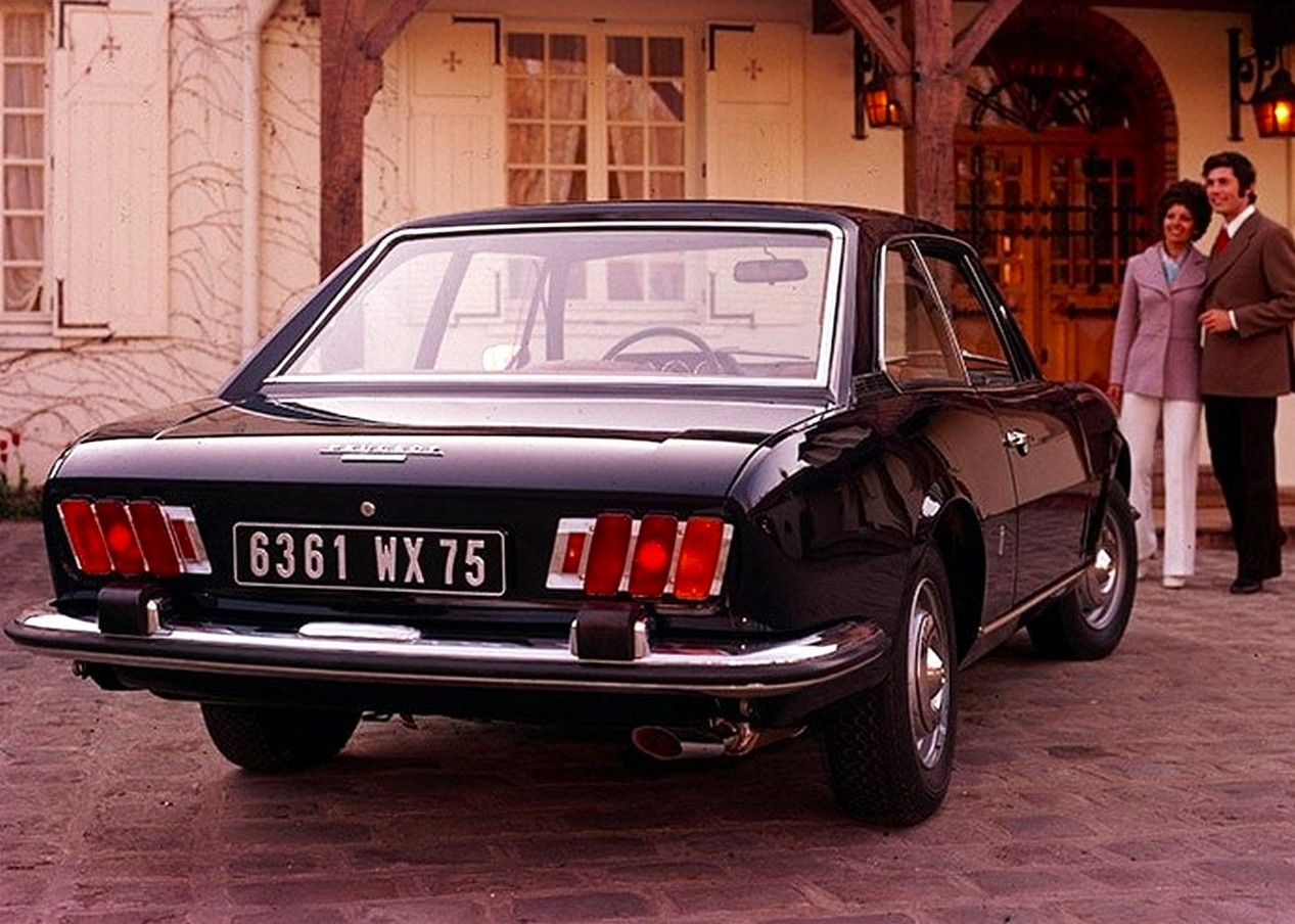 Peugeot 504 Coupé devant une maison