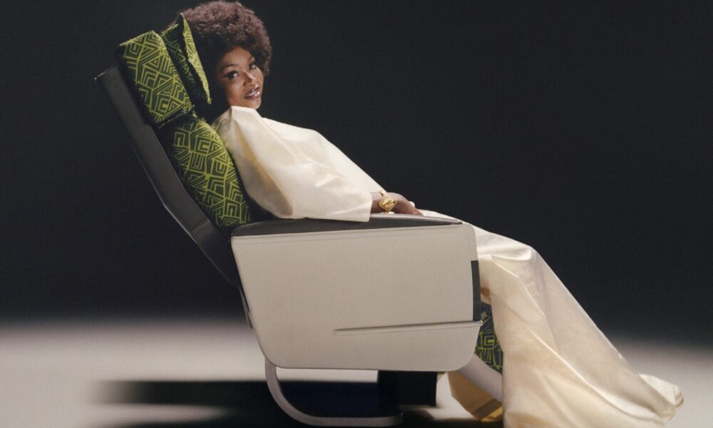 Femme noire portant les nouvelles Nike Air X Air Afrique