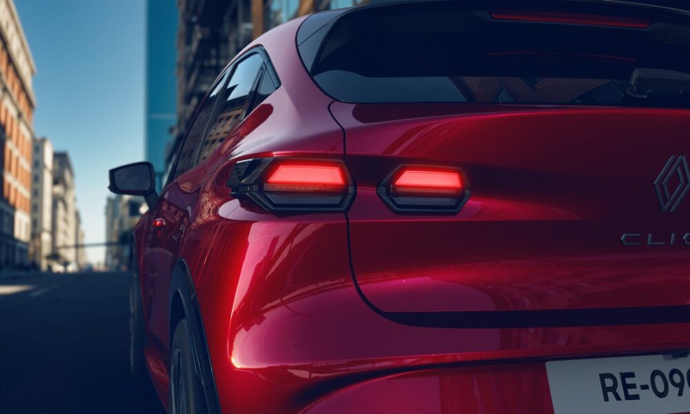 La nouvelle Renault Clio 6 en train de rouler, en couleurs rouge absolus