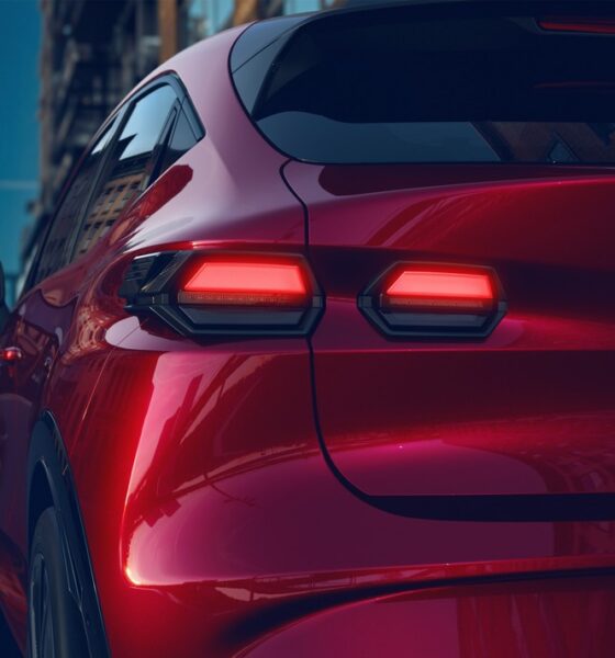 La nouvelle Renault Clio 6 en train de rouler, en couleurs rouge absolus