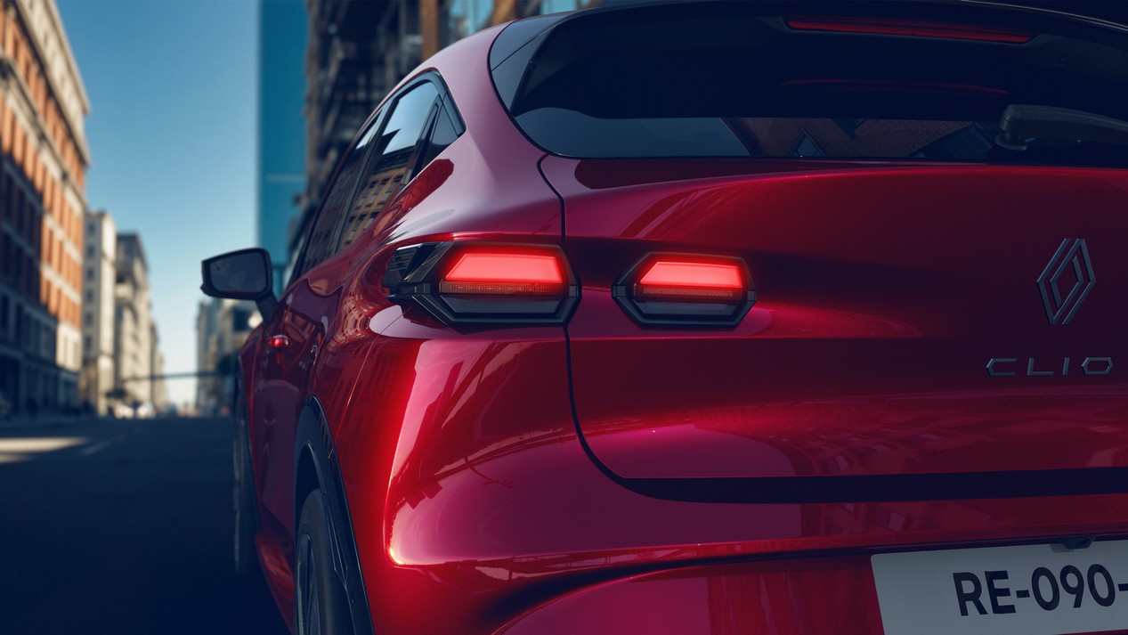 La nouvelle Renault Clio 6 en train de rouler, en couleurs rouge absolus