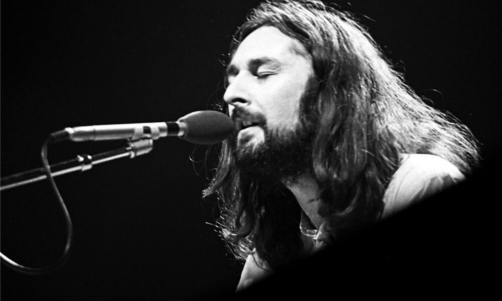 Photo noir et blanc de Rick Davies, le fondateur et chanteur/claviériste du groupe de rock anglais Supertramp en concert à Zürich le 9 décembre 1979.