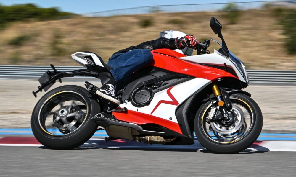 Nouvelle moto sportive de la marque française Mash : la Mash K750 couleur blanc/rouge modèle 2025