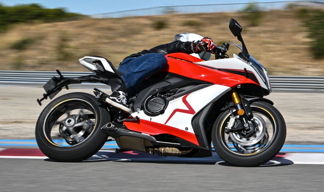 Nouvelle moto sportive de la marque française Mash : la Mash K750 couleur blanc/rouge modèle 2025