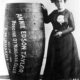 Annie Edson Taylor en 1901, la femme qui s'est jeté dans les chutes du Niagara à l'intérieur d'un tonneau.