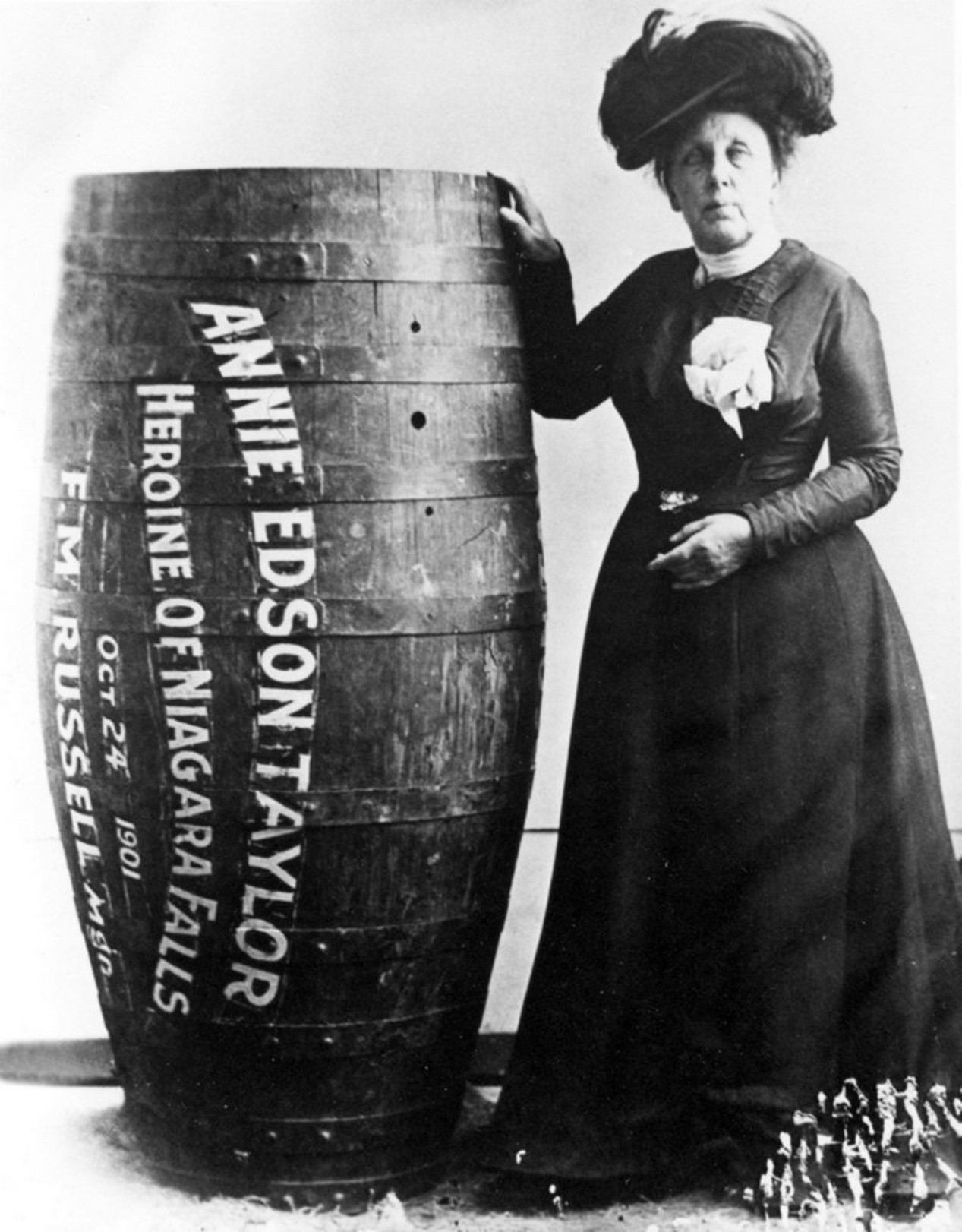 Annie Edson Taylor en 1901, la femme qui s'est jeté dans les chutes du Niagara à l'intérieur d'un tonneau.