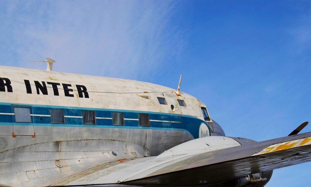avion bleu et blanc de la compagnie Air Inter dans les années 60