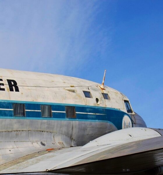 avion bleu et blanc de la compagnie Air Inter dans les années 60
