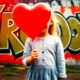 Ballon rouge tenu par une petite fille