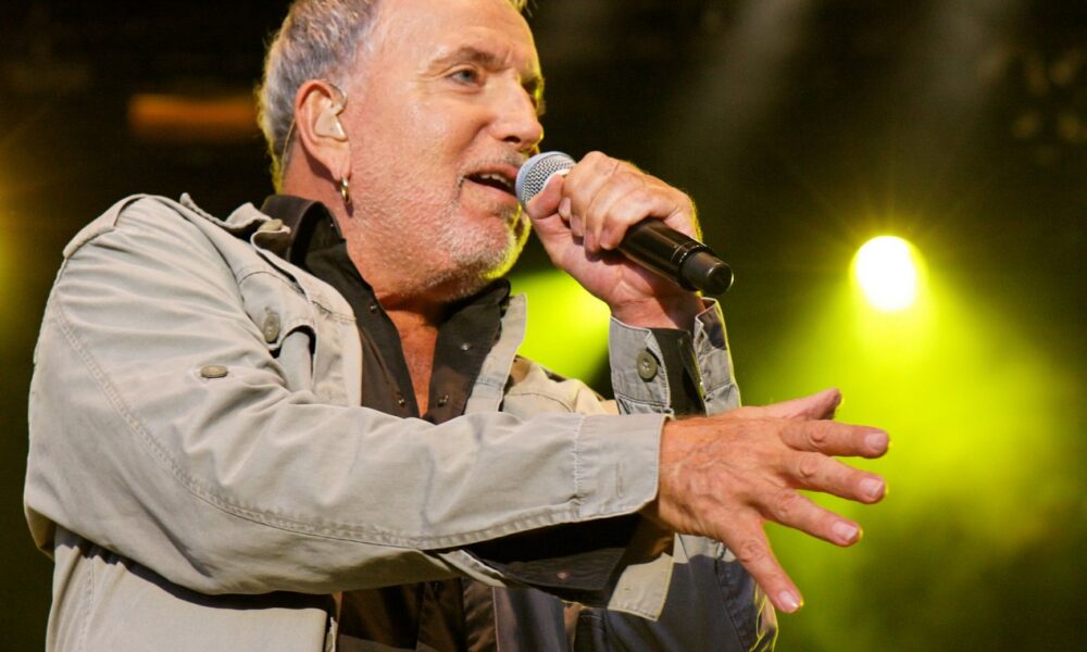 Le chanteur français Bernard Lavilliers sur scène le Landaoudec lors du festival du bout du Monde à Crozon dans le Finistère le 6 août 2011