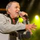 Le chanteur français Bernard Lavilliers sur scène le Landaoudec lors du festival du bout du Monde à Crozon dans le Finistère le 6 août 2011
