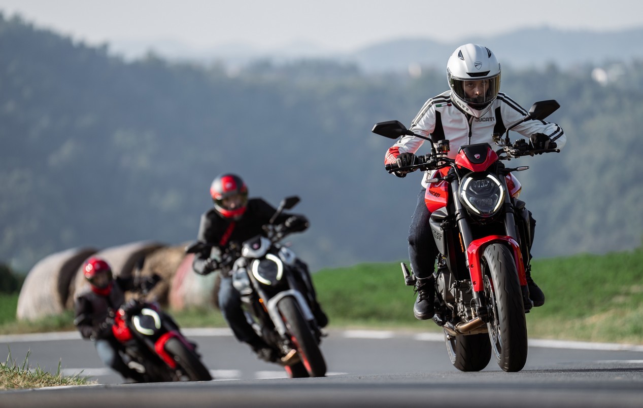 Nouvelle Ducati Monster 2026 coloris rouge sur la route