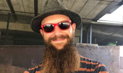 photo en couleurs d'un hipster barbu avec des lunettes de soleil