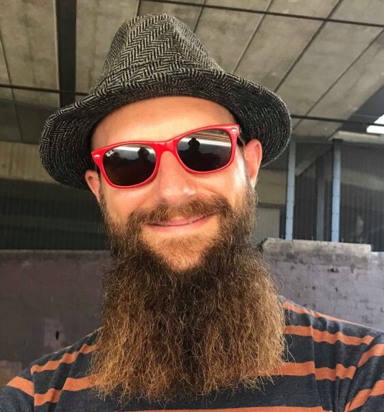 photo en couleurs d'un hipster barbu avec des lunettes de soleil