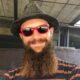 photo en couleurs d'un hipster barbu avec des lunettes de soleil