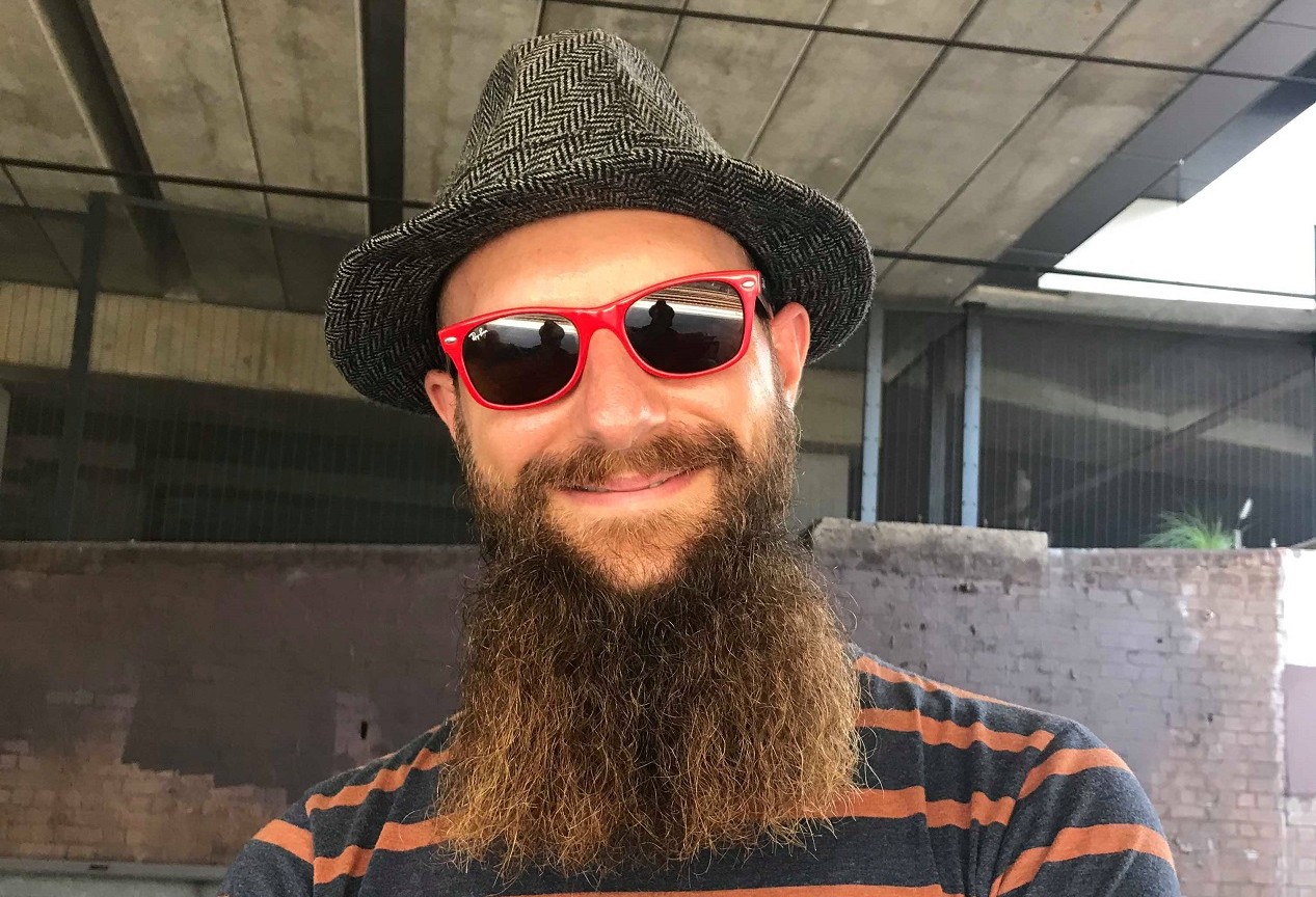 photo en couleurs d'un hipster barbu avec des lunettes de soleil