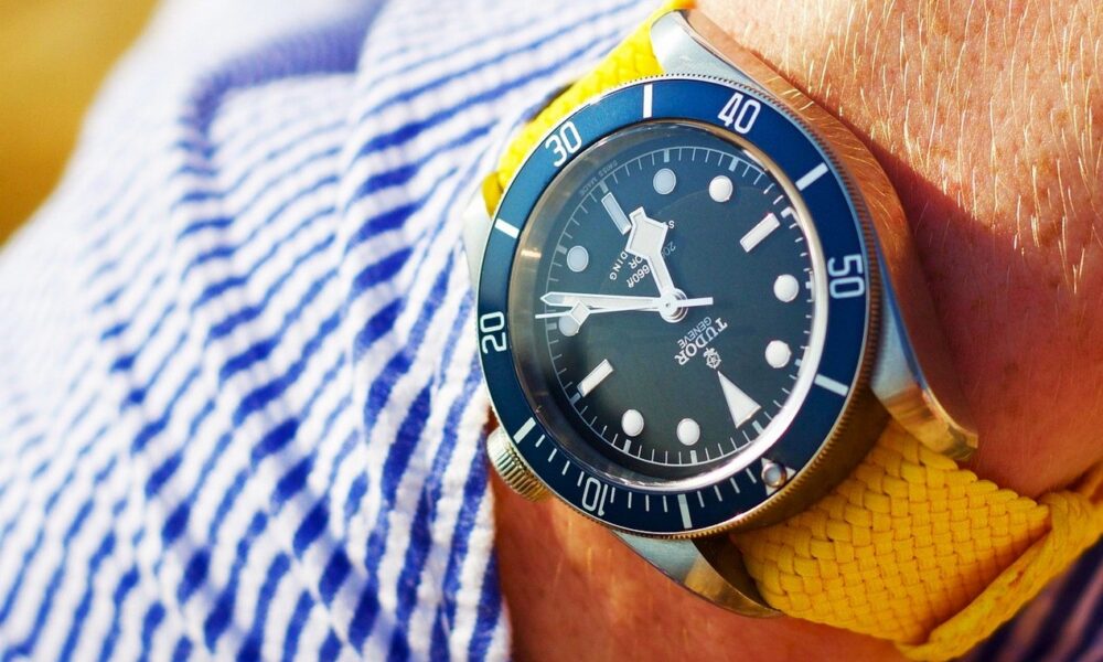 Homme portant au poignet une montre Tudor