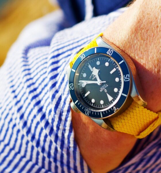 Homme portant au poignet une montre Tudor