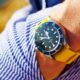 Homme portant au poignet une montre Tudor