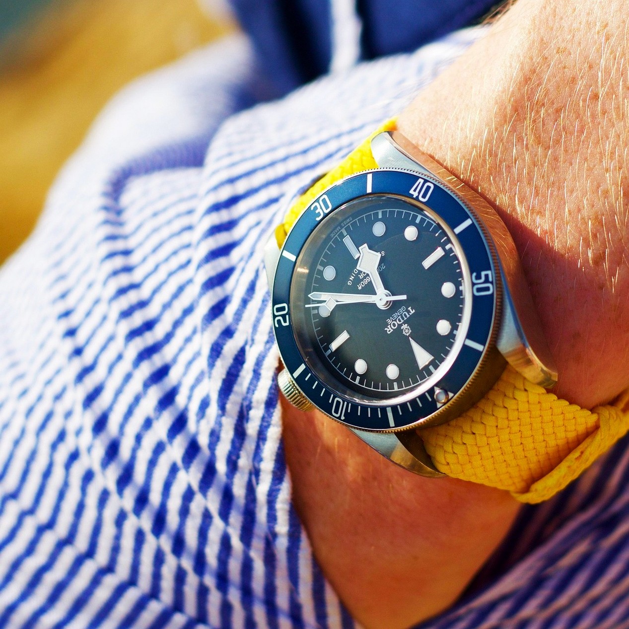 Homme portant au poignet une montre Tudor