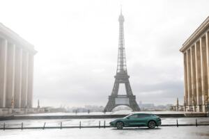 BYD DENZA Z9 GT avec la TOur Eiffel
