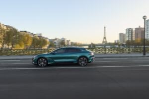 BYD DENZA Z9 GT sur les quais de Seine