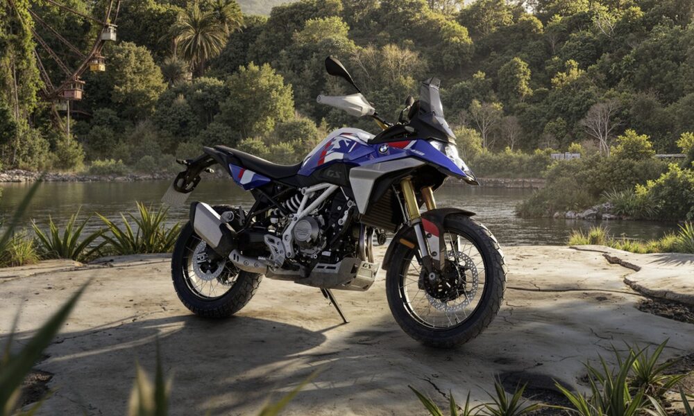 Nouvelle moto Bmw F450 GS modèle 2026 couleur bleue et blanche