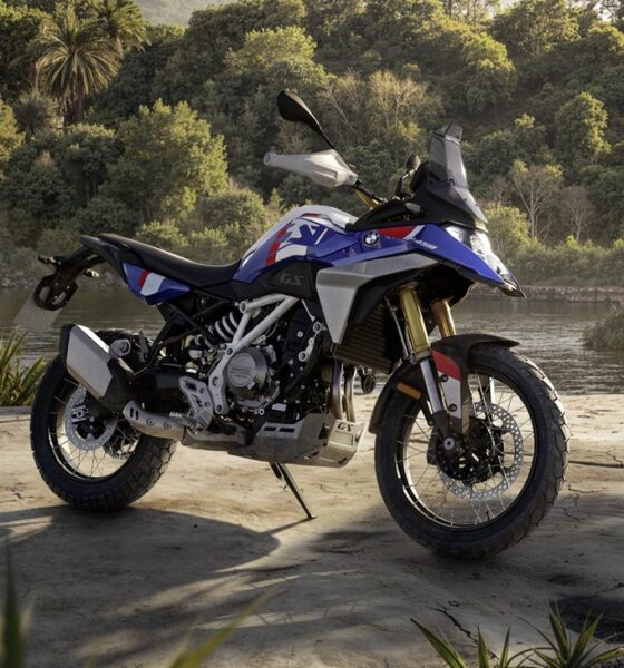 Nouvelle moto Bmw F450 GS modèle 2026 couleur bleue et blanche