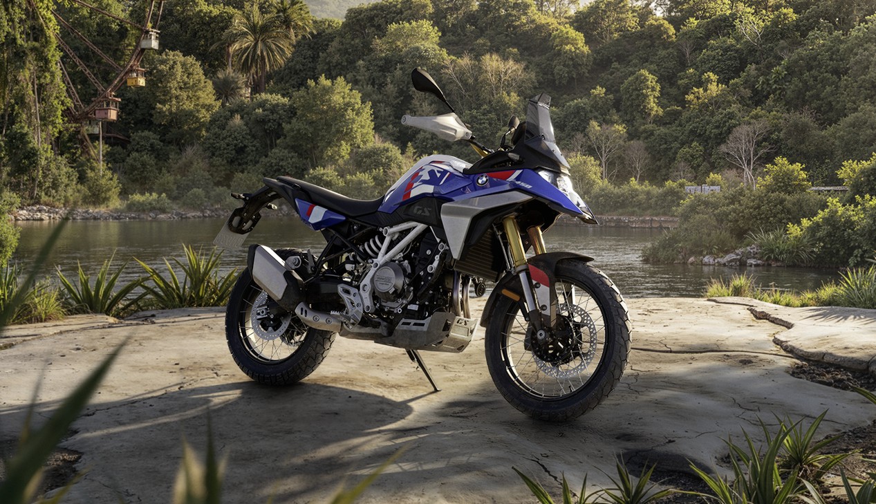 Nouvelle moto Bmw F450 GS modèle 2026 couleur bleue et blanche