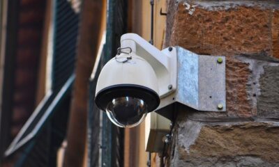Caméra de surveillance urbaine fixée à un mur de briques rouges