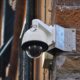 Caméra de surveillance urbaine fixée à un mur de briques rouges